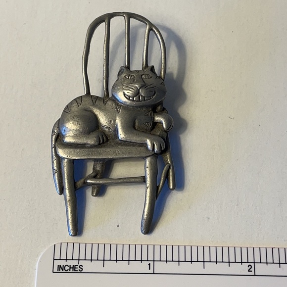 Vintage JJ Jonette Pewter Cat Brooch Smiling Cat Sitting on a Chair Silver Tone - Picture 5 of 6
